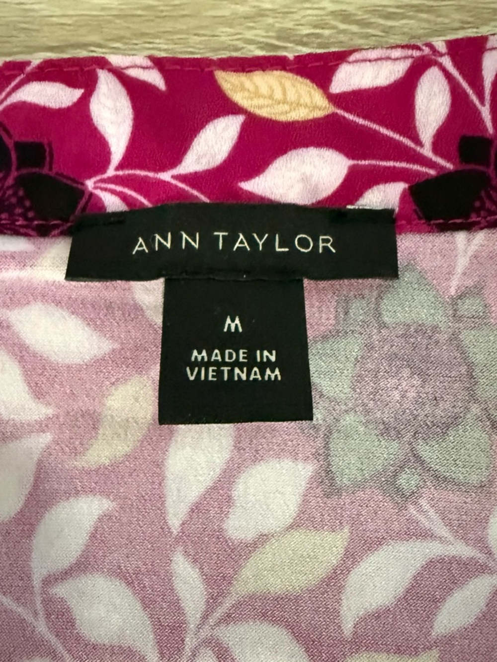 Ann Taylor Floral Mixed Media Pleated Front Top Size M Magenta Sunset - Picture 4 of 5